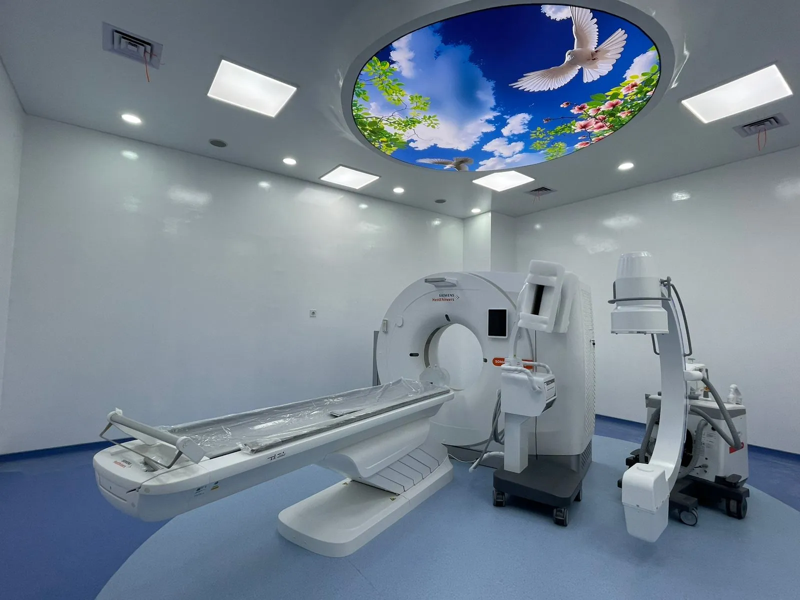Mesin CT Scan untuk pemeriksaan pencitraan tomografi komputer