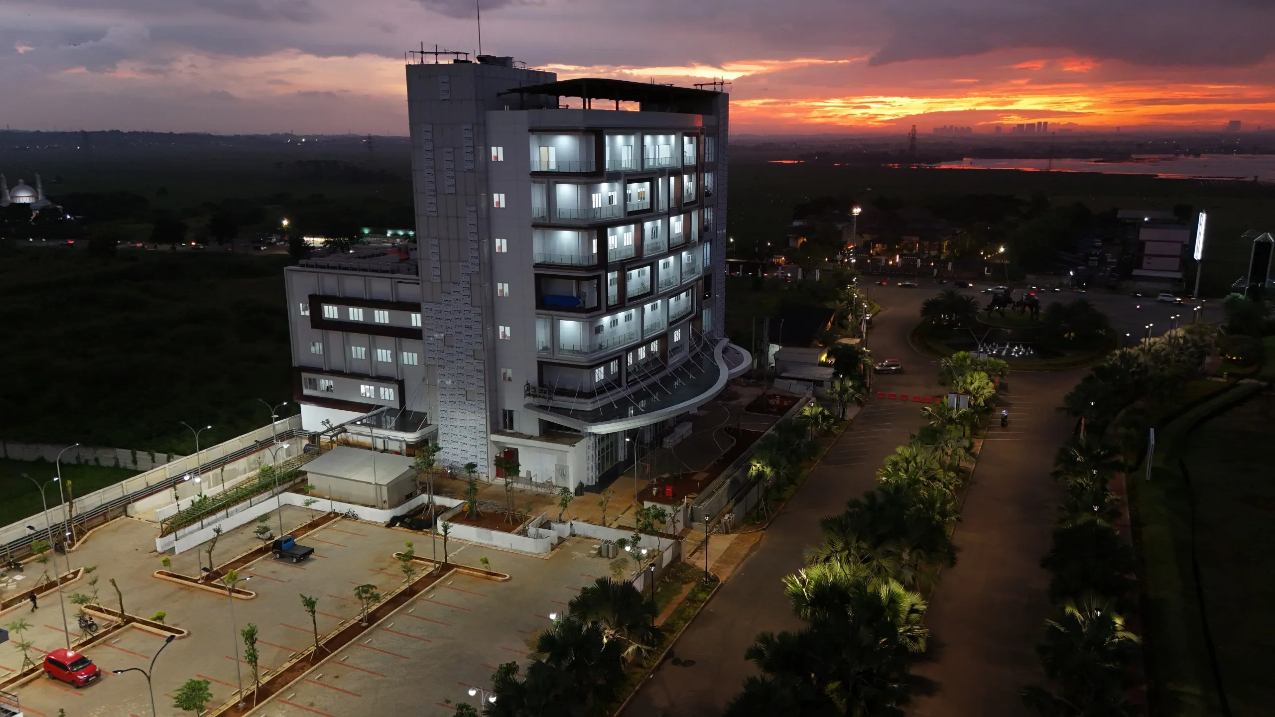 Gedung Rumah Sakit IHC Karawang pada malam hari